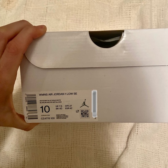 Jordan 1 Low White/Metallic Gold WMNS 10/Mens 8.5 - Picture 3 of 5